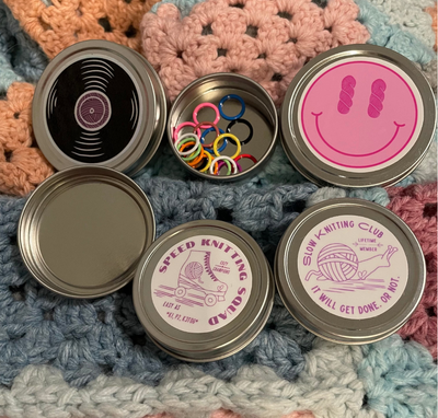 Knitting Stitch Marker Notions Tin w 20 Closed Rainbow Rings