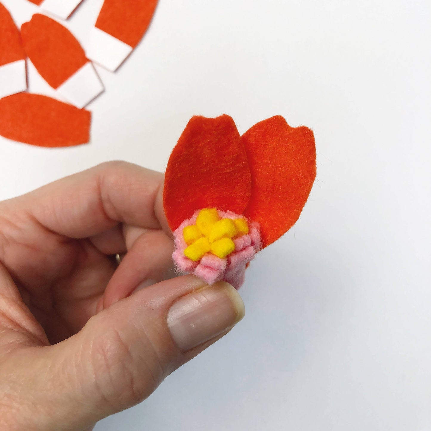 Felt flower and macrame kit. Make a bright spring wreath.